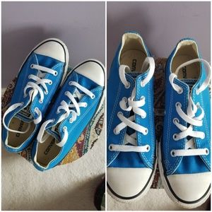 Blue converse sneaks Womens 5/Boys 2